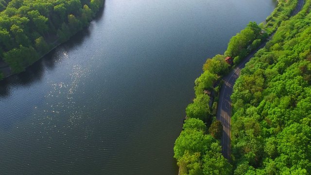 4K Luftaufnahme Flug Ufersta&szlig;e am See