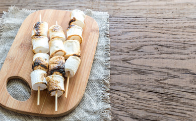 Marshmallow skewers on the wooden board