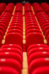 File di poltroncine rosse di un teatro vuoto