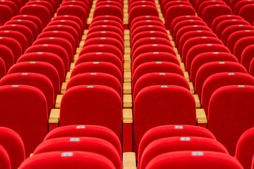 Fototapeta premium File di poltroncine rosse di un teatro vuoto