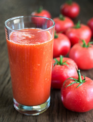 Tomato juice with fresh tomatoes