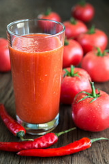 Tomato juice with fresh tomatoes