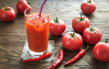 Tomato juice with fresh tomatoes