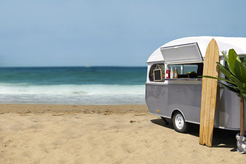 Slow food caravan on the beach - 84109670