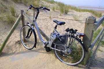 Fototapeta premium Ein Fahrrad in den Dünen