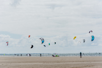 Kitesurfing aan het strand