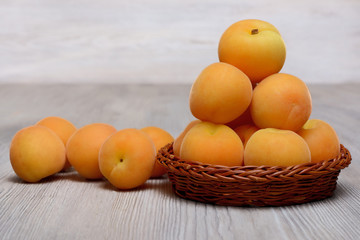 Albicocche dentro a cestini di vimini 