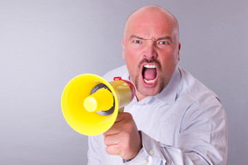 lautstark durchs Megaphone Ansage tätigen