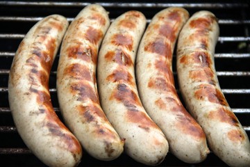 Bratwurst auf dem Holzkohlegrill