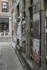 Gasse mit abgerissenen Plakaten