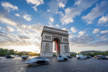 Fototapeta premium Arc de Triomphe and blurred traffic at sunset