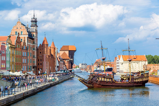 Fototapeta Cityscape on the Vistula River in Gdansk, Poland.