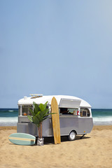 Food truck caravan on the beach - obrazy, fototapety, plakaty