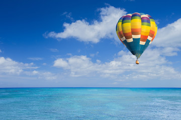 Naklejka premium Colorful hot air balloon fly over the blue sea
