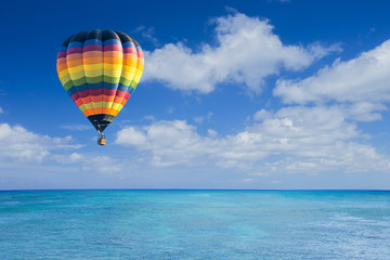 Naklejka premium Colorful hot air balloon fly over the blue sea