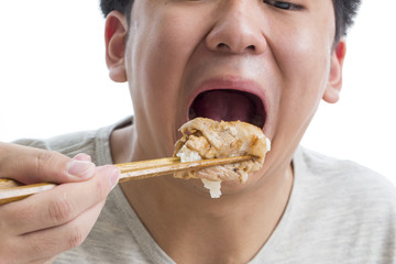 焼き肉を食べる