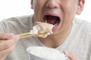 焼き肉を食べる