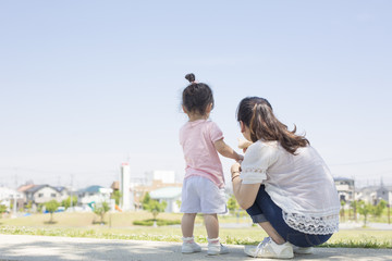 親子の後ろ姿