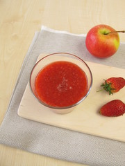 Erdbeer Apfel Smoothie im Glas