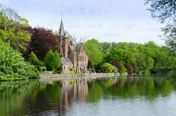 Fototapeta na wymiar Flemish style building reflecting in Minnewater lake
