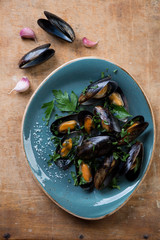 Steamed mussels with sea salt, parsley and garlic, above view