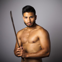 Hombre latino sujetando machete