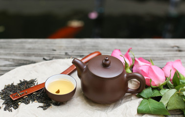 Tea cups with teapot and flower