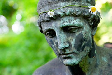Traurige Engelsstatue auf dem Friedhof