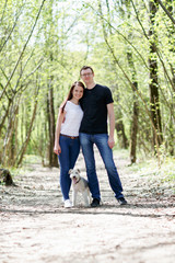 Obraz premium Happy young couple and dog
