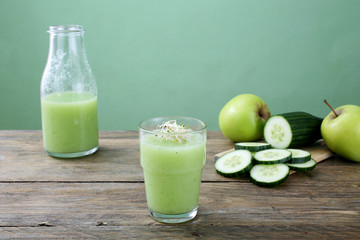 frullato mela e cetriolo sfondo verde