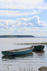 Naklejka na ściany i meble Две лодки у берега Финского залива