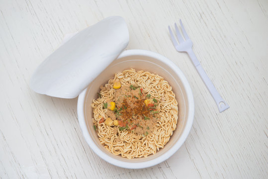 instant noodle quickly cooking for eat