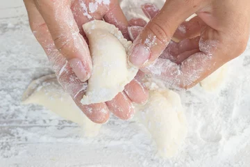 Crédence de cuisine en verre imprimé Cuisinier Woman hands cooking homemade dumplings 