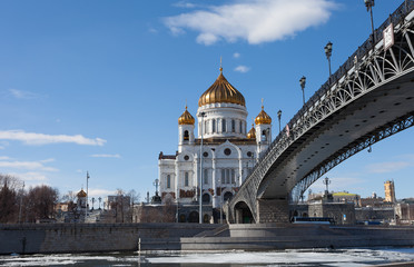 Obraz na płótnie Canvas Cathedral of Christ the Saviour and Patriarshy Bridge in Moscow 