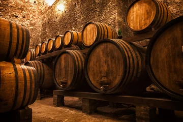 Rolgordijnen kelder met vaten voor opslag van wijn, Italië © Shchipkova Elena