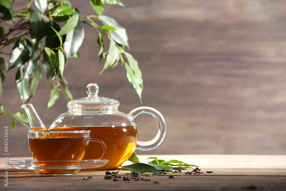 Fototapete Cup of green tea on table on wooden background