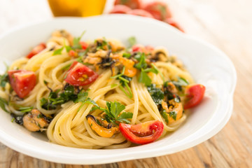 Spaghetti con cozze, pomodoro fresco e prezzemolo