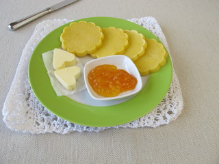 Ofengebackene glutenfreie Maisküchlein mit Butter und Marmelade