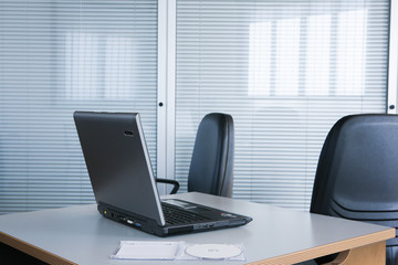 Computer portatile su tavolo da ufficio 