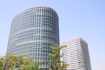 横浜東口の高層ビル