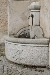 la fontana nell'angolo della chiesa