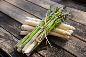 Grüner und weißer Spargel