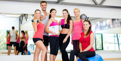 Fototapeta premium group of smiling people in the gym