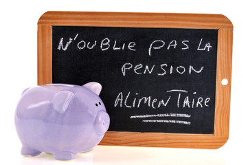 Rappel écrit sur une ardoise pour payer la pension alimentaire