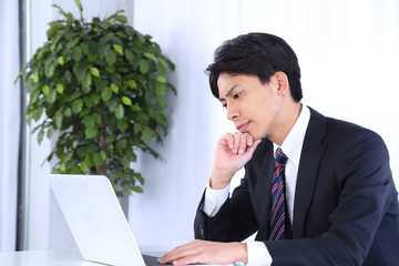 考えるビジネスマン