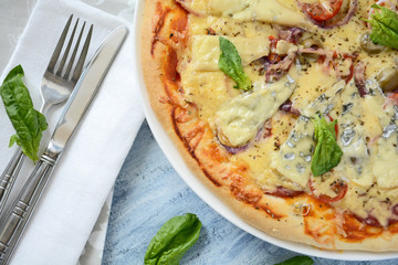 Пицца с сыром с благородной плесенью