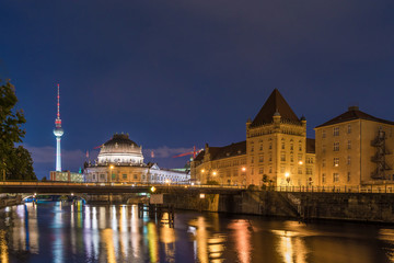 Fototapeta premium Berlins Museumsinsel bei Nacht