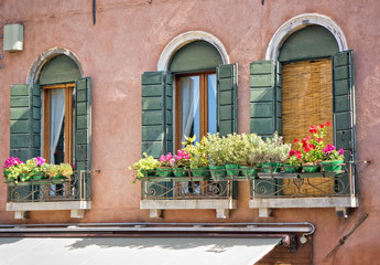 Fototapeta na wymiar Typical windows in a mediterranean alley