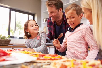 Küchenrückwand glas motiv Familie macht zusammen Pizza © Monkey Business