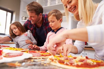 Poster Cuisinier Family making pizza together